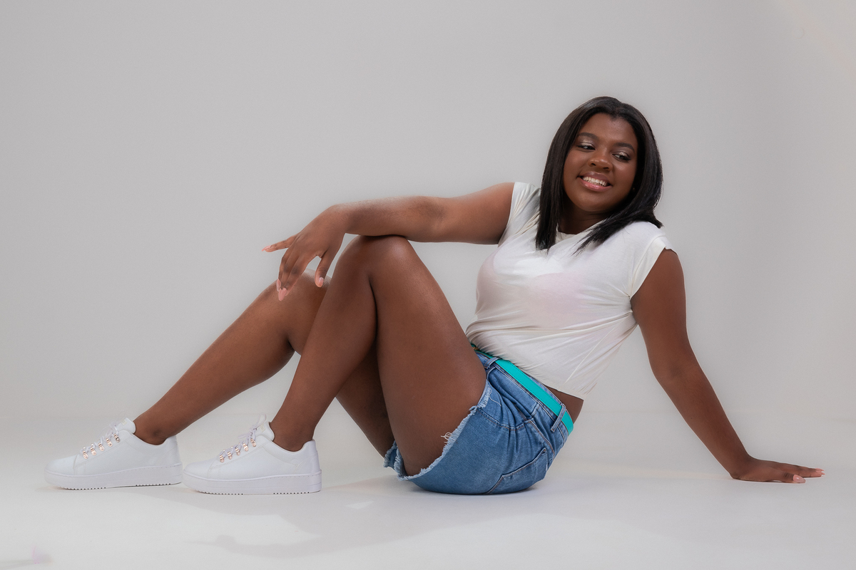 ensaio debutante book 15 anos em estudio rosa jeans morena barbie elegante casual marcos felipe fotografia belo horizonte bh contagem ibirite nova lima