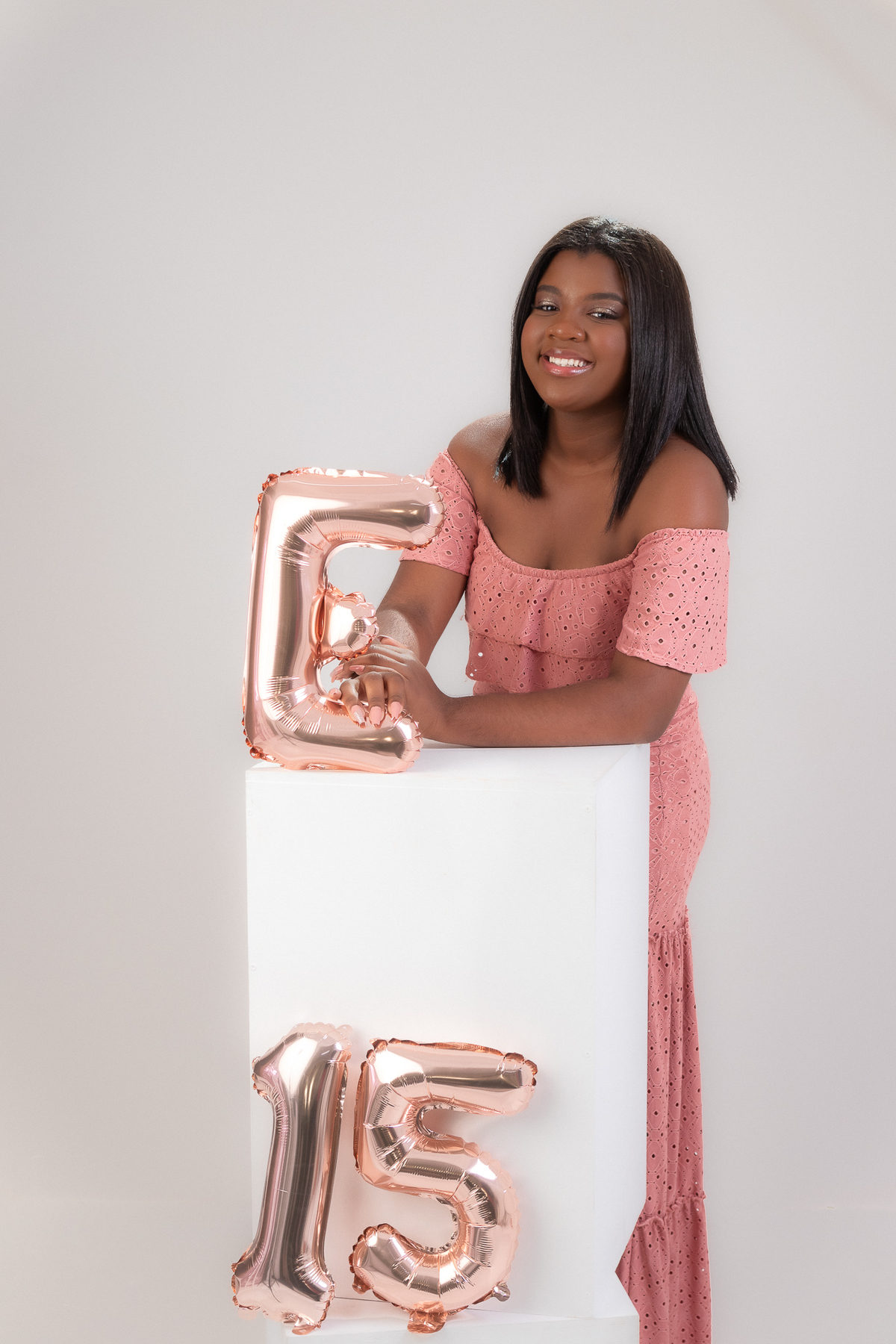 ensaio debutante book 15 anos em estudio rosa jeans morena barbie elegante casual marcos felipe fotografia belo horizonte bh contagem ibirite nova lima