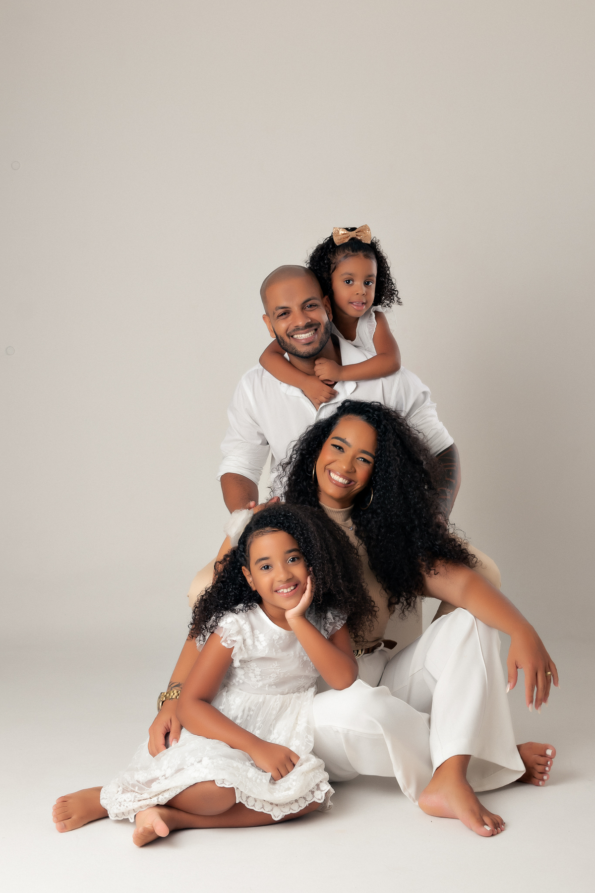 ensaio de família em estúdio bh belo horizonte marcos felipe fotografia branco bege morena moreno