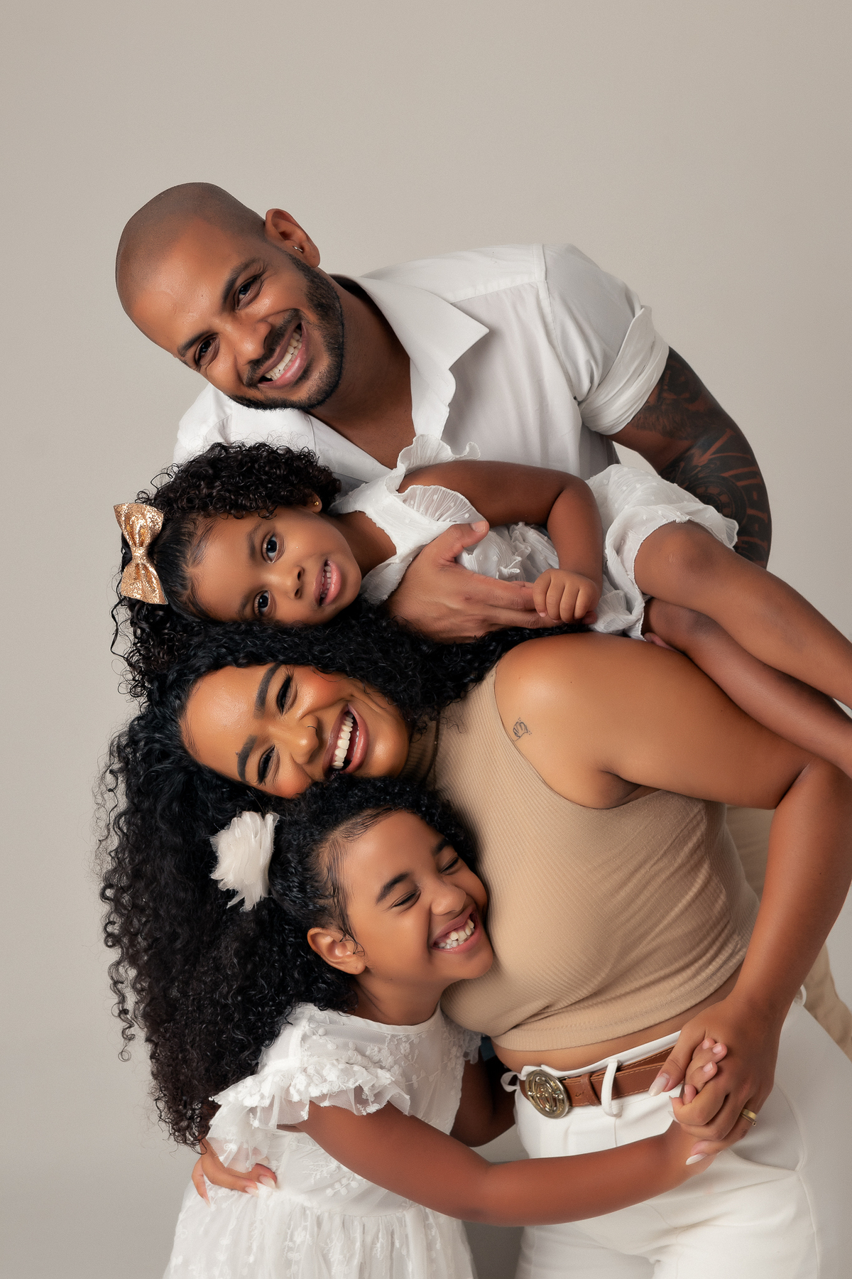 ensaio de família em estúdio bh belo horizonte marcos felipe fotografia branco bege morena moreno