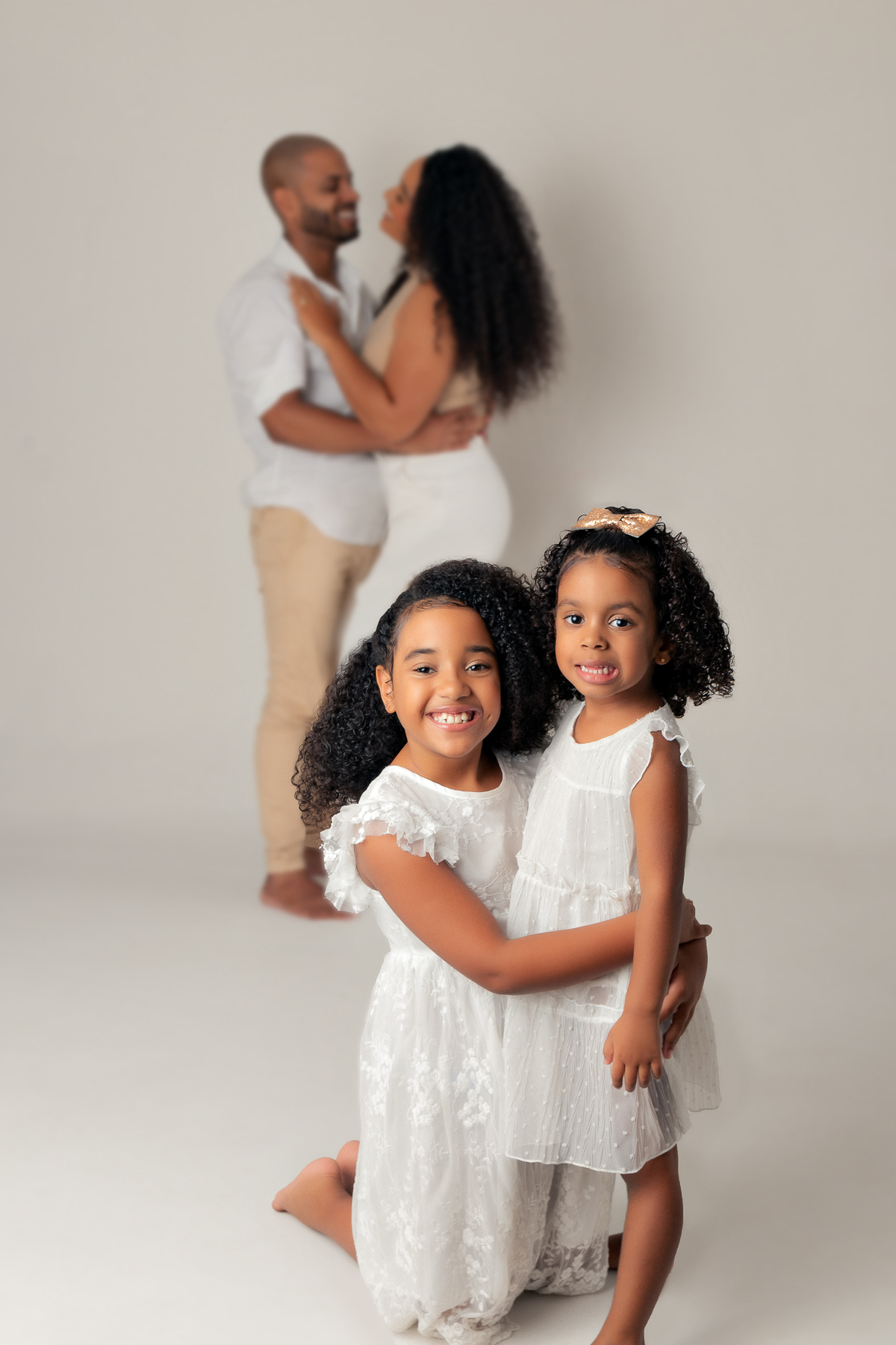 ensaio de família em estúdio bh belo horizonte marcos felipe fotografia branco bege morena moreno