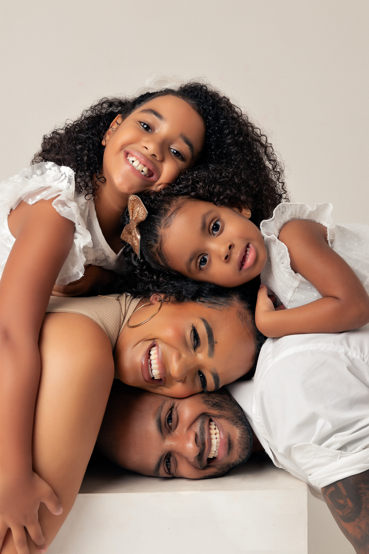 ensaio de família em estúdio bh belo horizonte marcos felipe fotografia branco bege morena moreno