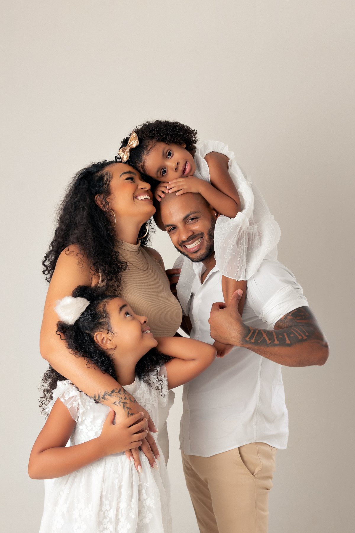 ensaio de família em estúdio bh belo horizonte marcos felipe fotografia branco bege morena moreno