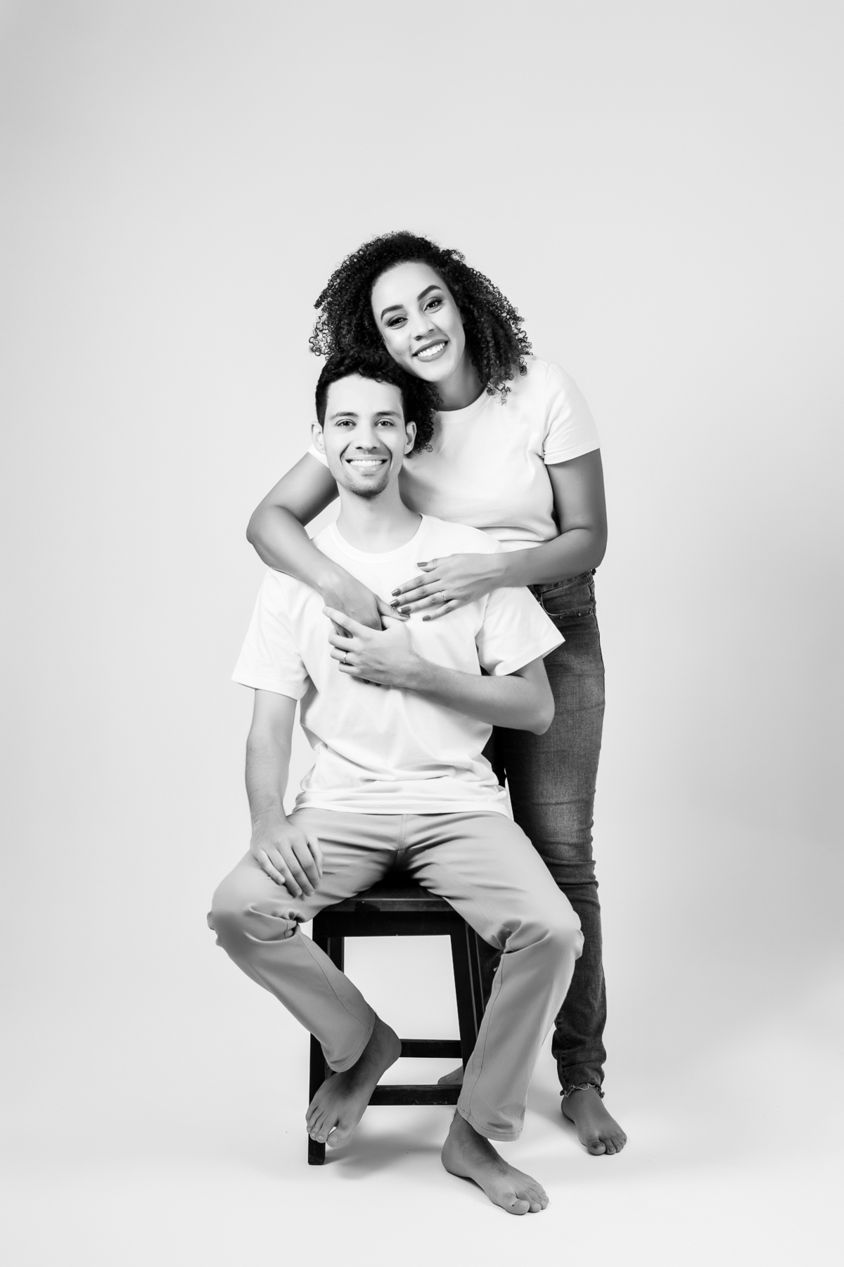 ensaio fotografico de casal em estúdio marcos felipe fotografia belo horizonte contagem jeans blusa branca
