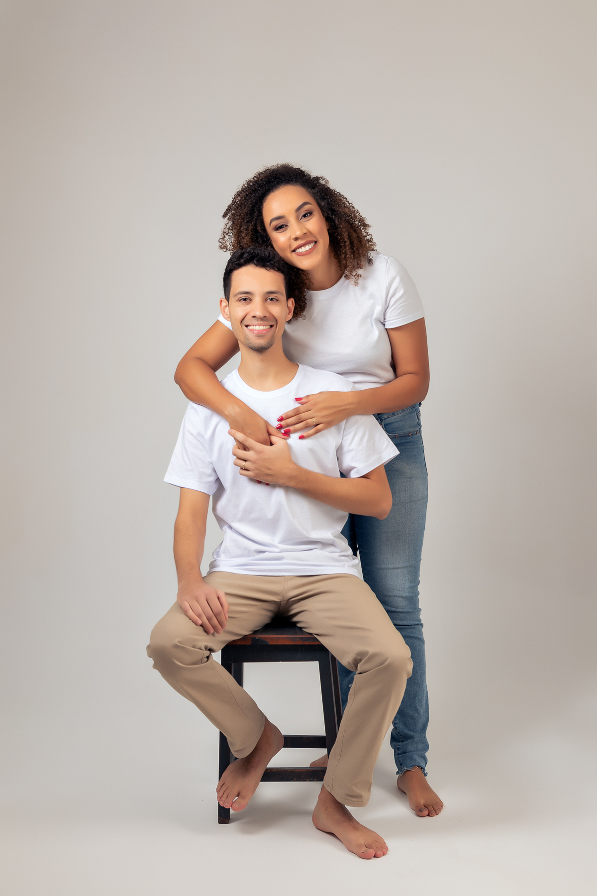 ensaio fotografico de casal em estúdio marcos felipe fotografia belo horizonte contagem jeans blusa branca