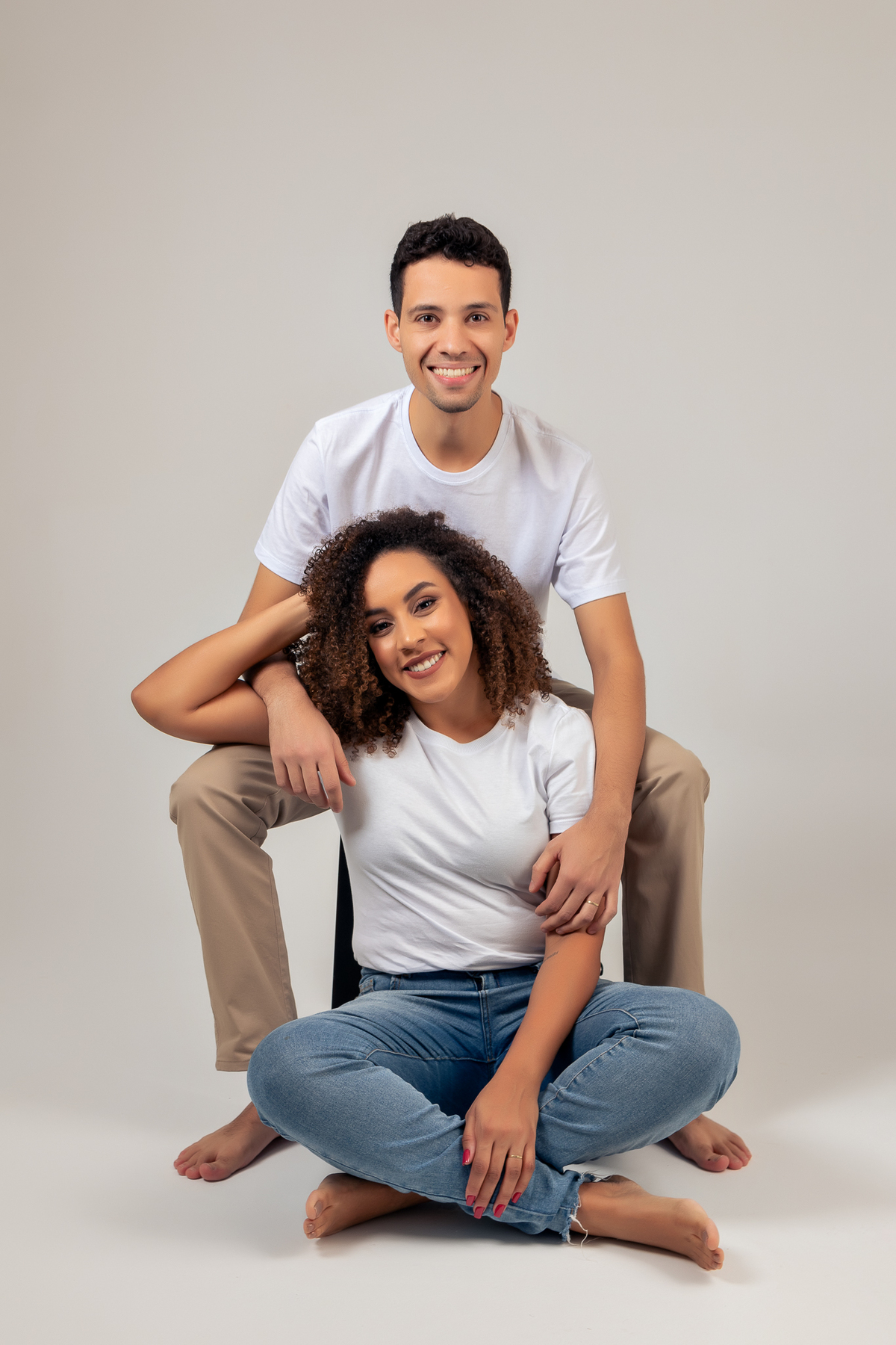 ensaio fotografico de casal em estúdio marcos felipe fotografia belo horizonte contagem jeans blusa branca