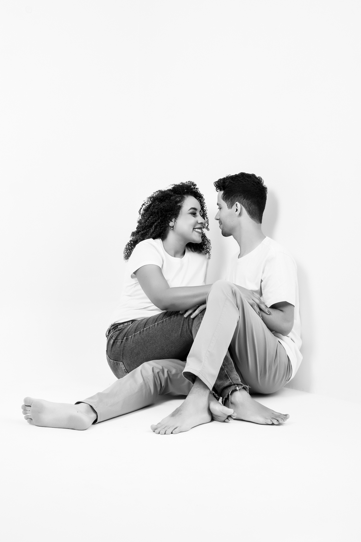 ensaio fotografico de casal em estúdio marcos felipe fotografia belo horizonte contagem jeans blusa branca
