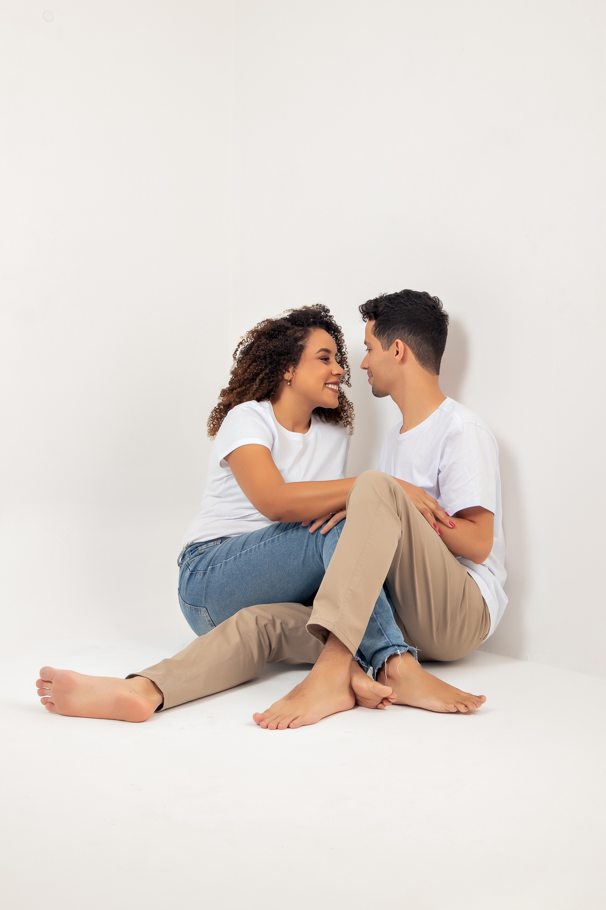 ensaio fotografico de casal em estúdio marcos felipe fotografia belo horizonte contagem jeans blusa branca