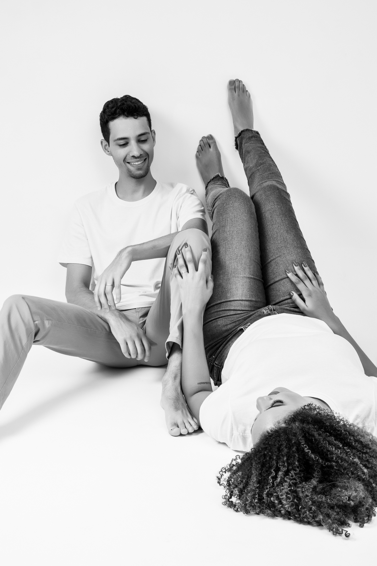 ensaio fotografico de casal em estúdio marcos felipe fotografia belo horizonte contagem jeans blusa branca