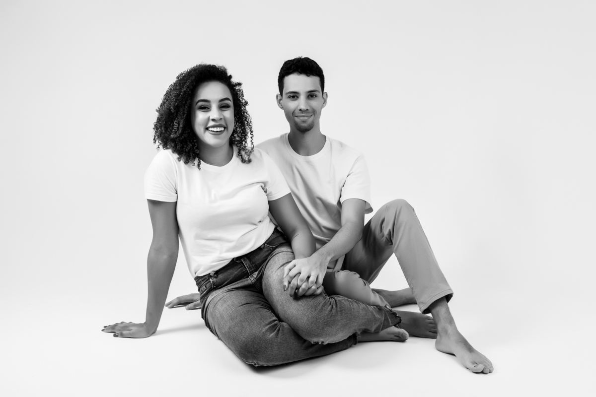 ensaio fotografico de casal em estúdio marcos felipe fotografia belo horizonte contagem jeans blusa branca