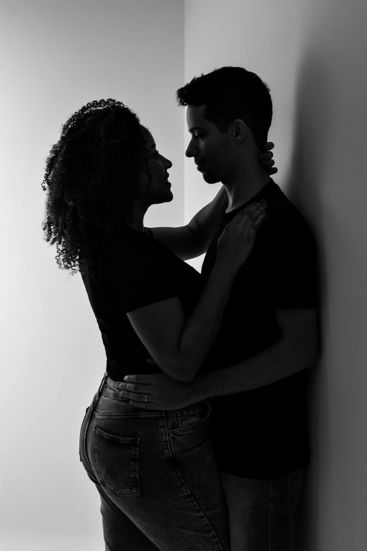 ensaio fotografico de casal em estúdio marcos felipe fotografia belo horizonte contagem jeans blusa branca