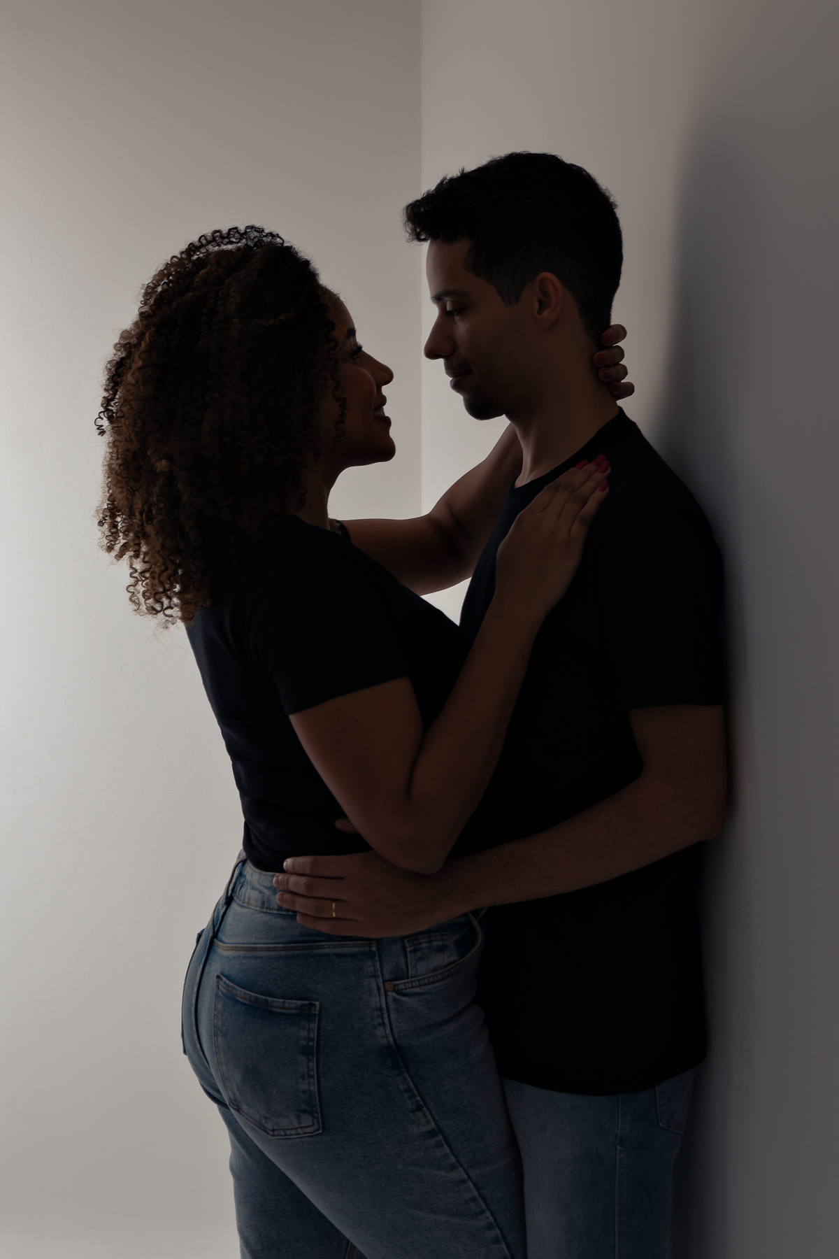 ensaio fotografico de casal em estúdio marcos felipe fotografia belo horizonte contagem jeans blusa branca