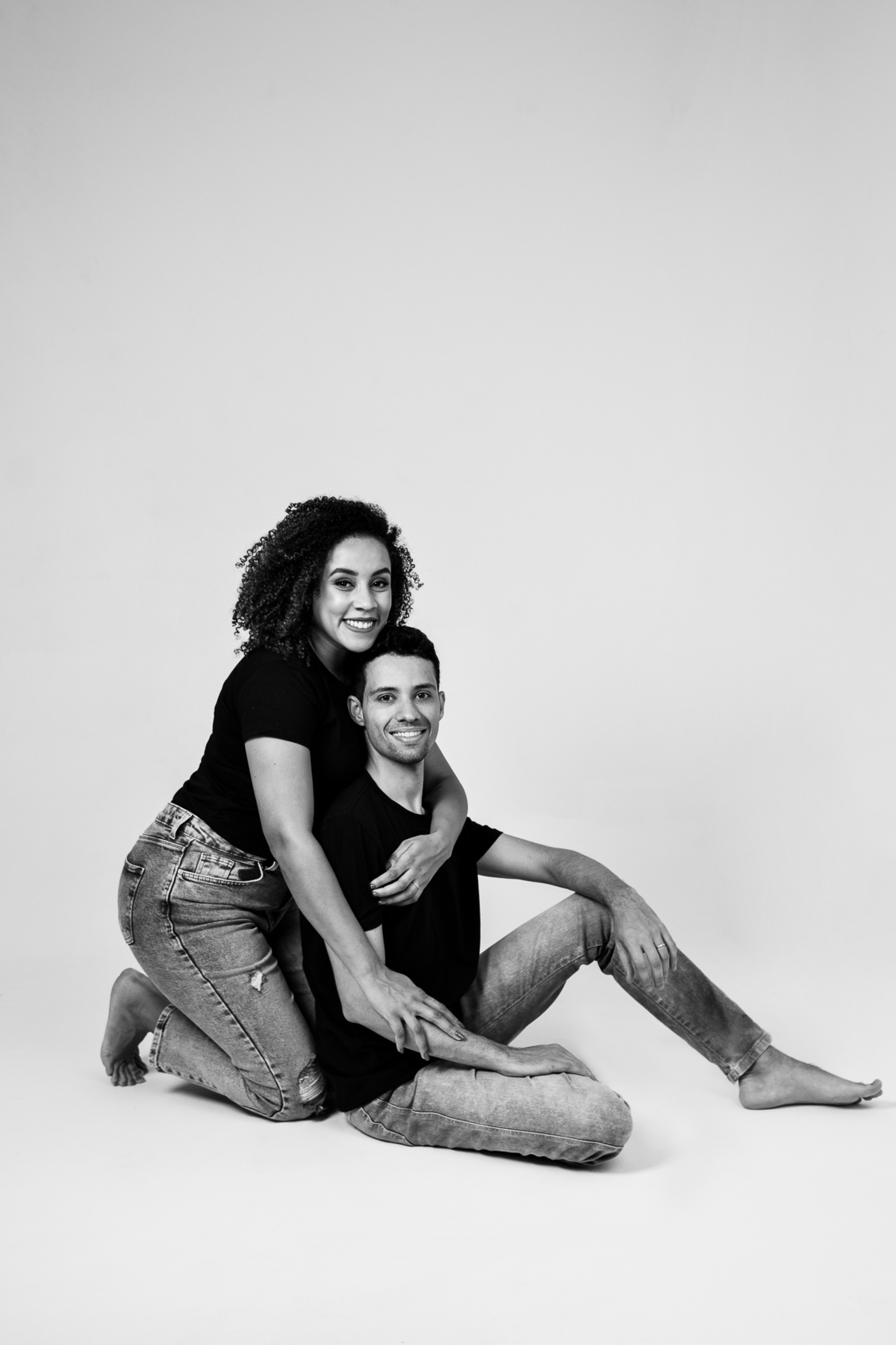 ensaio fotografico de casal em estúdio marcos felipe fotografia belo horizonte contagem jeans blusa branca