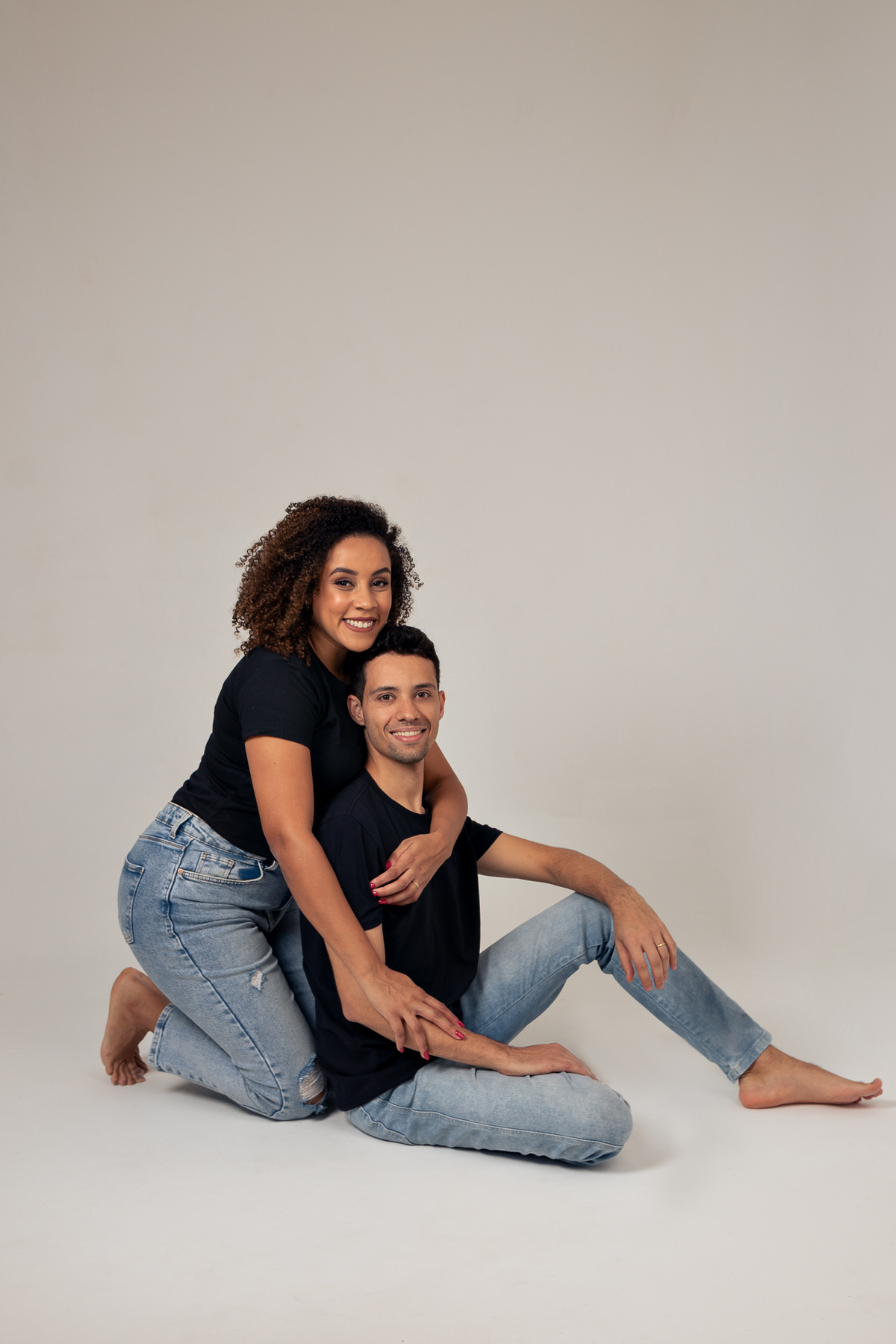 ensaio fotografico de casal em estúdio marcos felipe fotografia belo horizonte contagem jeans blusa branca