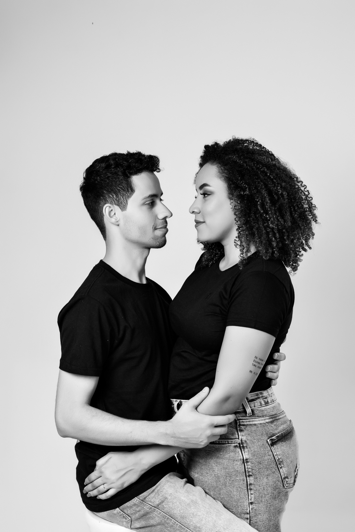 ensaio fotografico de casal em estúdio marcos felipe fotografia belo horizonte contagem jeans blusa branca