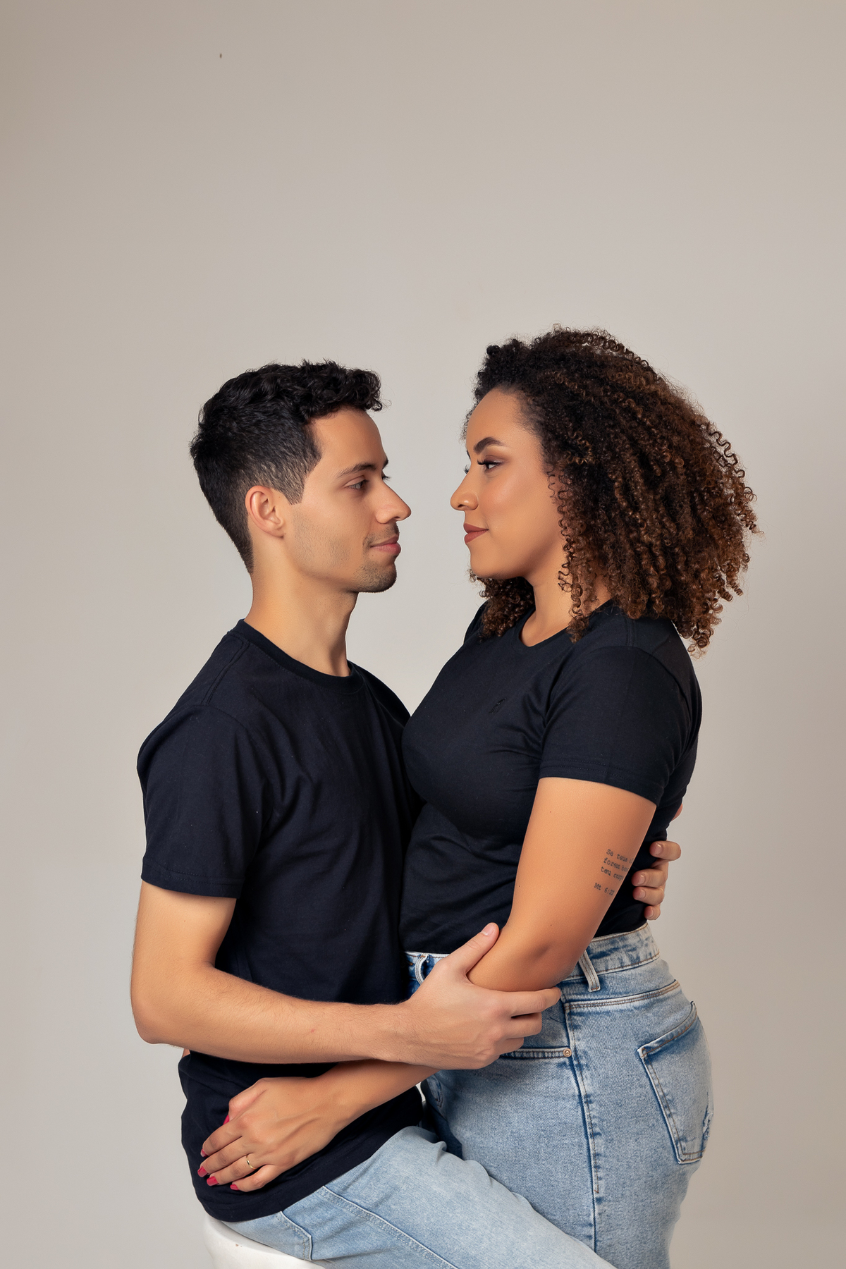 ensaio fotografico de casal em estúdio marcos felipe fotografia belo horizonte contagem jeans blusa branca