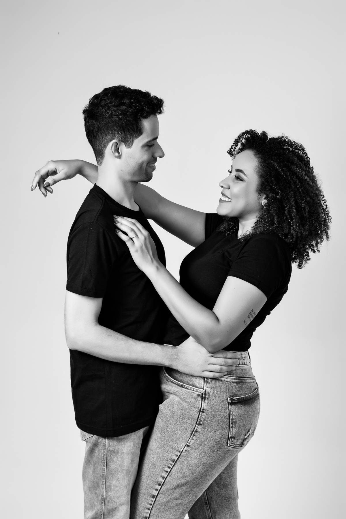 ensaio fotografico de casal em estúdio marcos felipe fotografia belo horizonte contagem jeans blusa branca