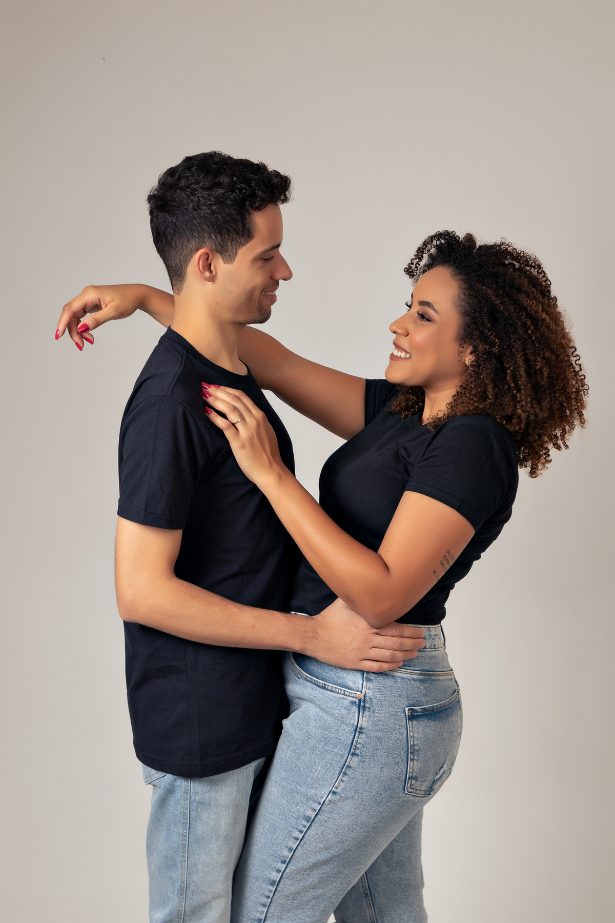 ensaio fotografico de casal em estúdio marcos felipe fotografia belo horizonte contagem jeans blusa branca