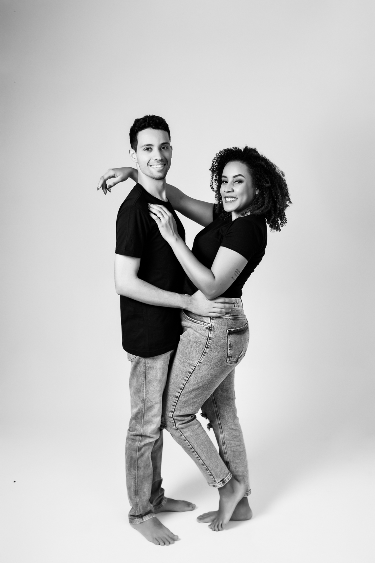 ensaio fotografico de casal em estúdio marcos felipe fotografia belo horizonte contagem jeans blusa branca