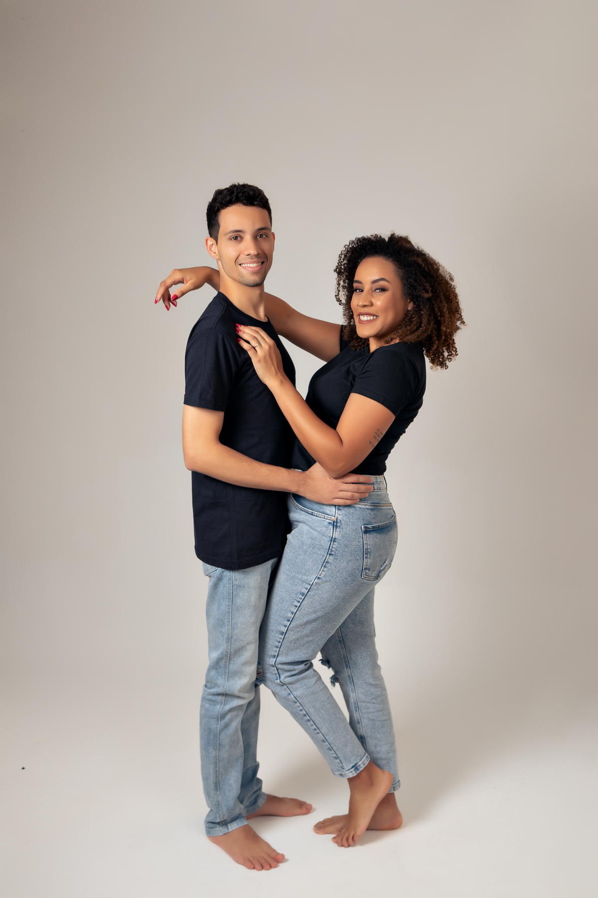 ensaio fotografico de casal em estúdio marcos felipe fotografia belo horizonte contagem jeans blusa branca