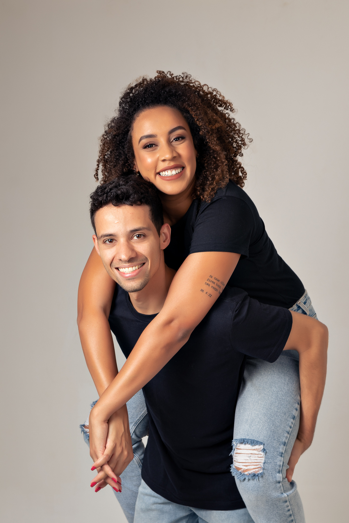 ensaio fotografico de casal em estúdio marcos felipe fotografia belo horizonte contagem jeans blusa branca