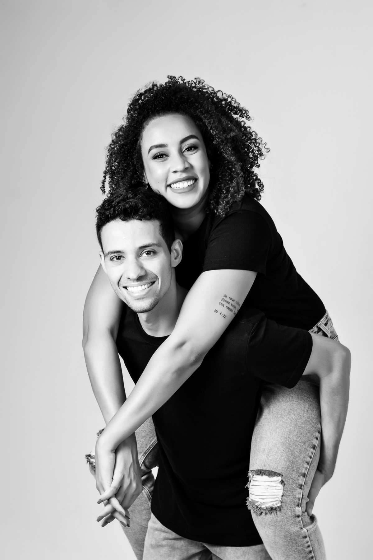 ensaio fotografico de casal em estúdio marcos felipe fotografia belo horizonte contagem jeans blusa branca