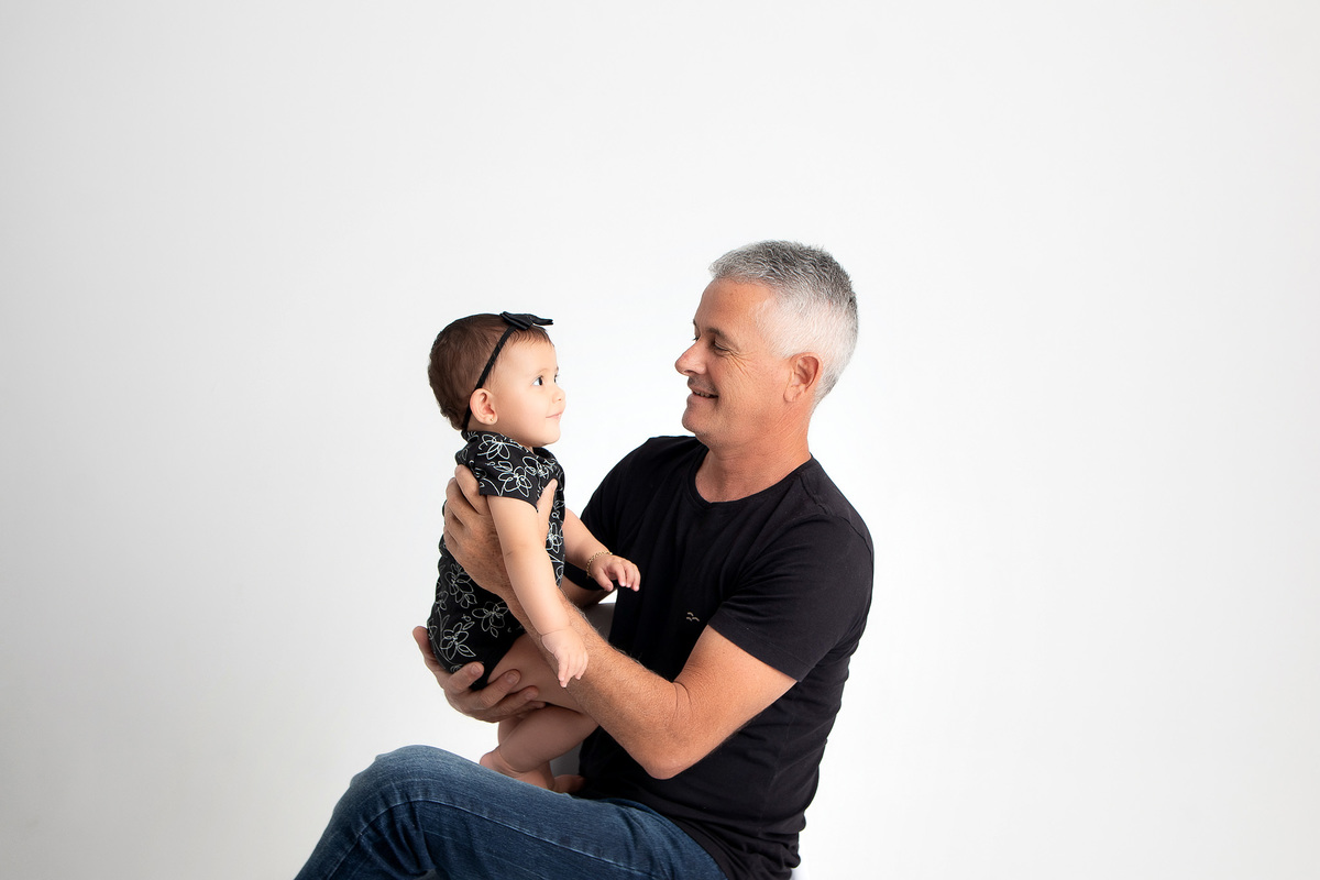 ensaio dia dos pais e família em estúdio black preto jeans fundo branco clean barreiro belo horizonte bh marcos felipe fotografia