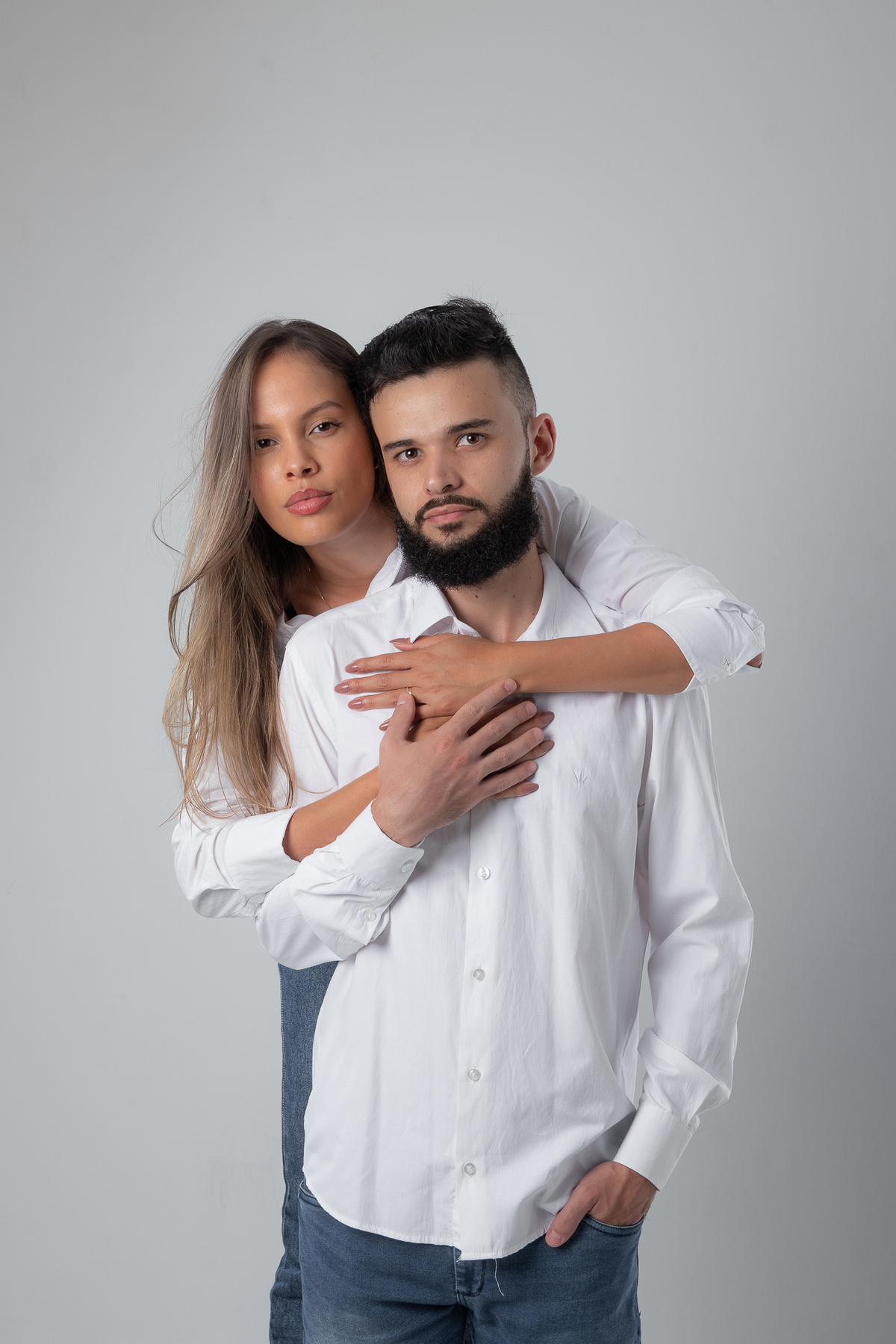 ensaio fotografico em estudio casal jeans branco casual belo horizonte bh mg marcos felipe fotografia
