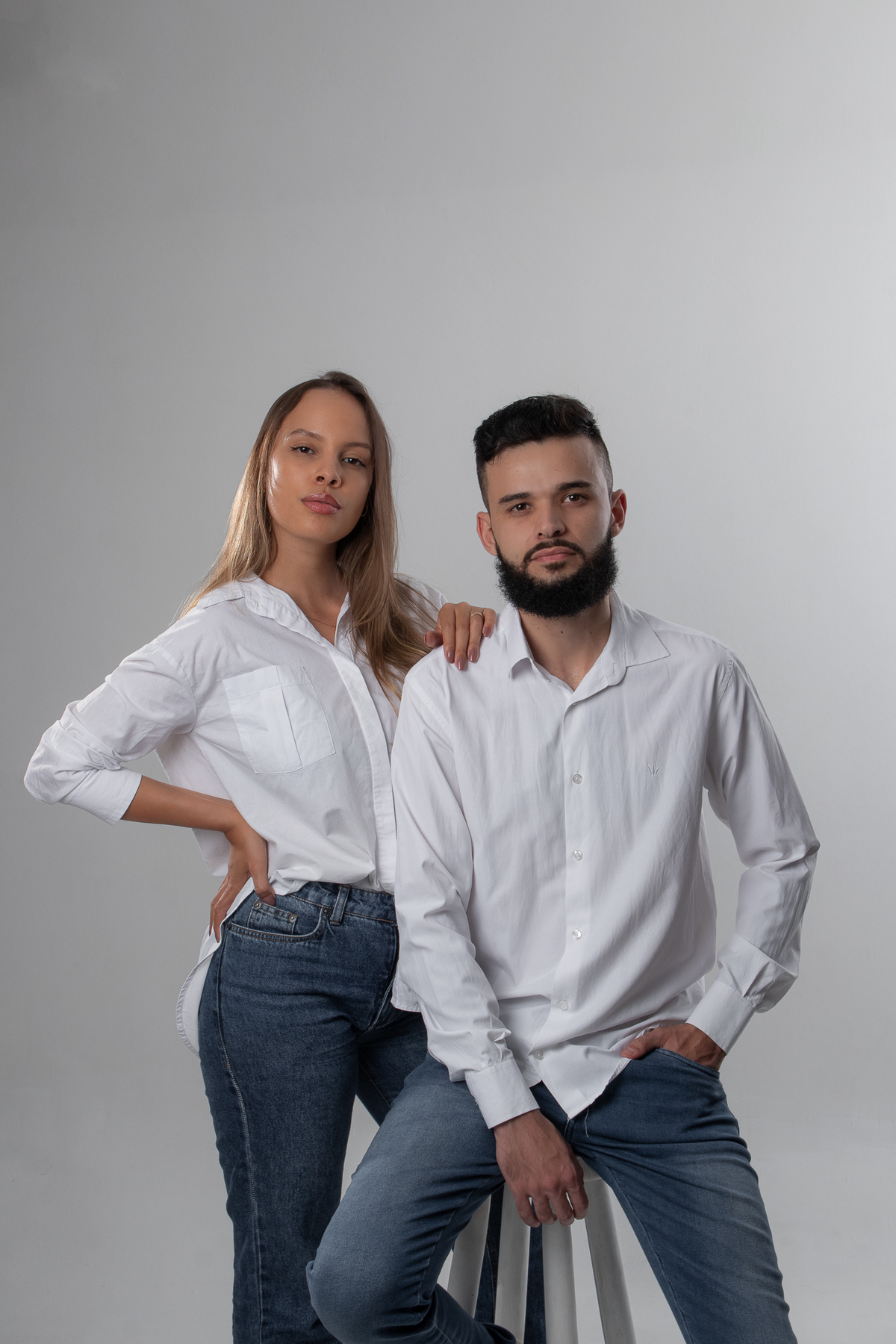 ensaio fotografico em estudio casal jeans branco casual belo horizonte bh mg marcos felipe fotografia