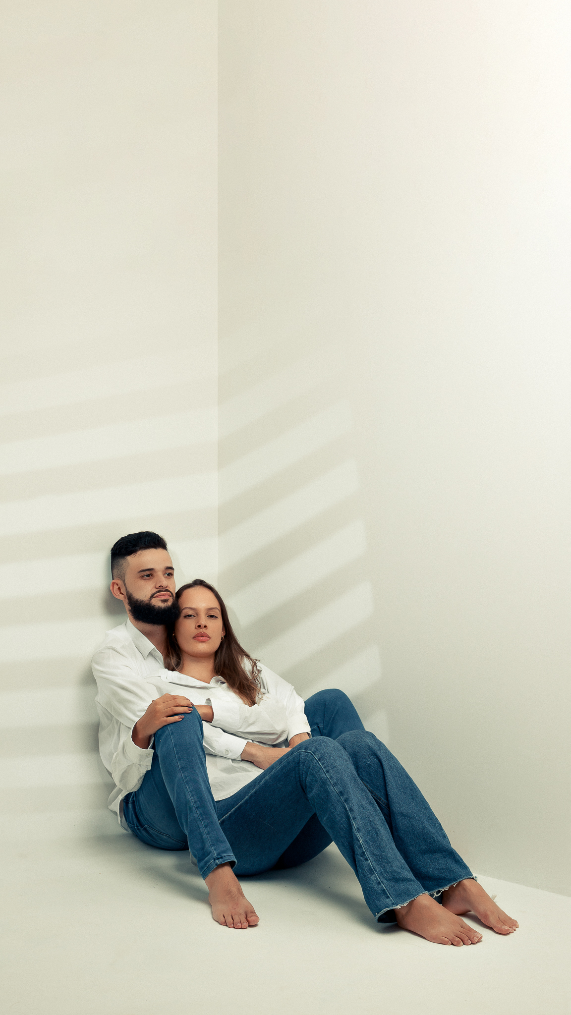 ensaio fotografico em estudio casal jeans branco casual belo horizonte bh mg marcos felipe fotografia