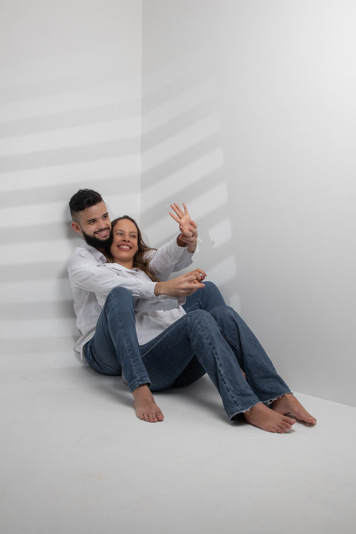 ensaio fotografico em estudio casal jeans branco casual belo horizonte bh mg marcos felipe fotografia