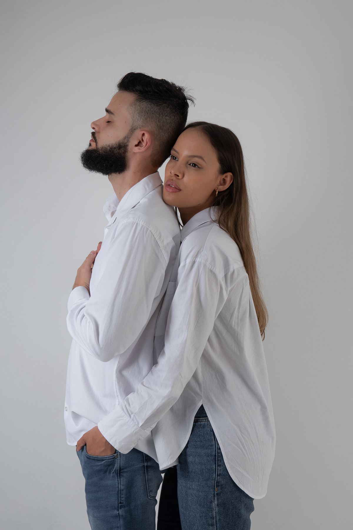 ensaio fotografico em estudio casal jeans branco casual belo horizonte bh mg marcos felipe fotografia