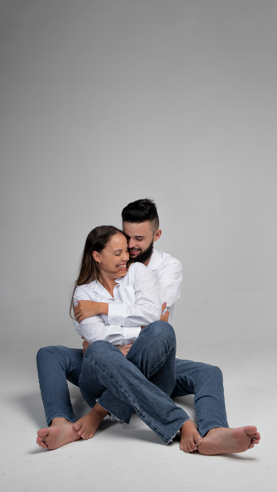 ensaio fotografico em estudio casal jeans branco casual belo horizonte bh mg marcos felipe fotografia