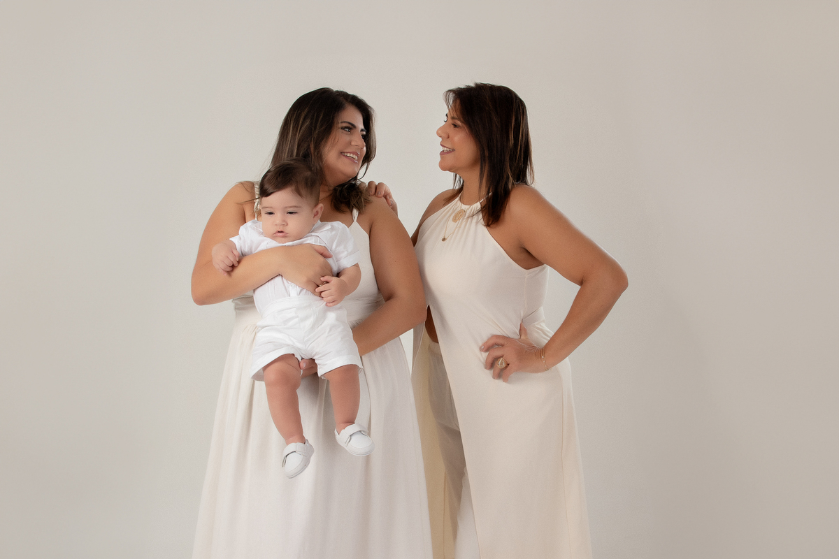 ensaio dia das maes clean roupas brancas claras em estúdio bh belo horizonte mg marcos felipe fotografia
