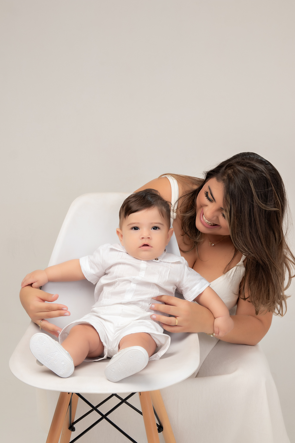 ensaio dia das maes clean roupas brancas claras em estúdio bh belo horizonte mg marcos felipe fotografia