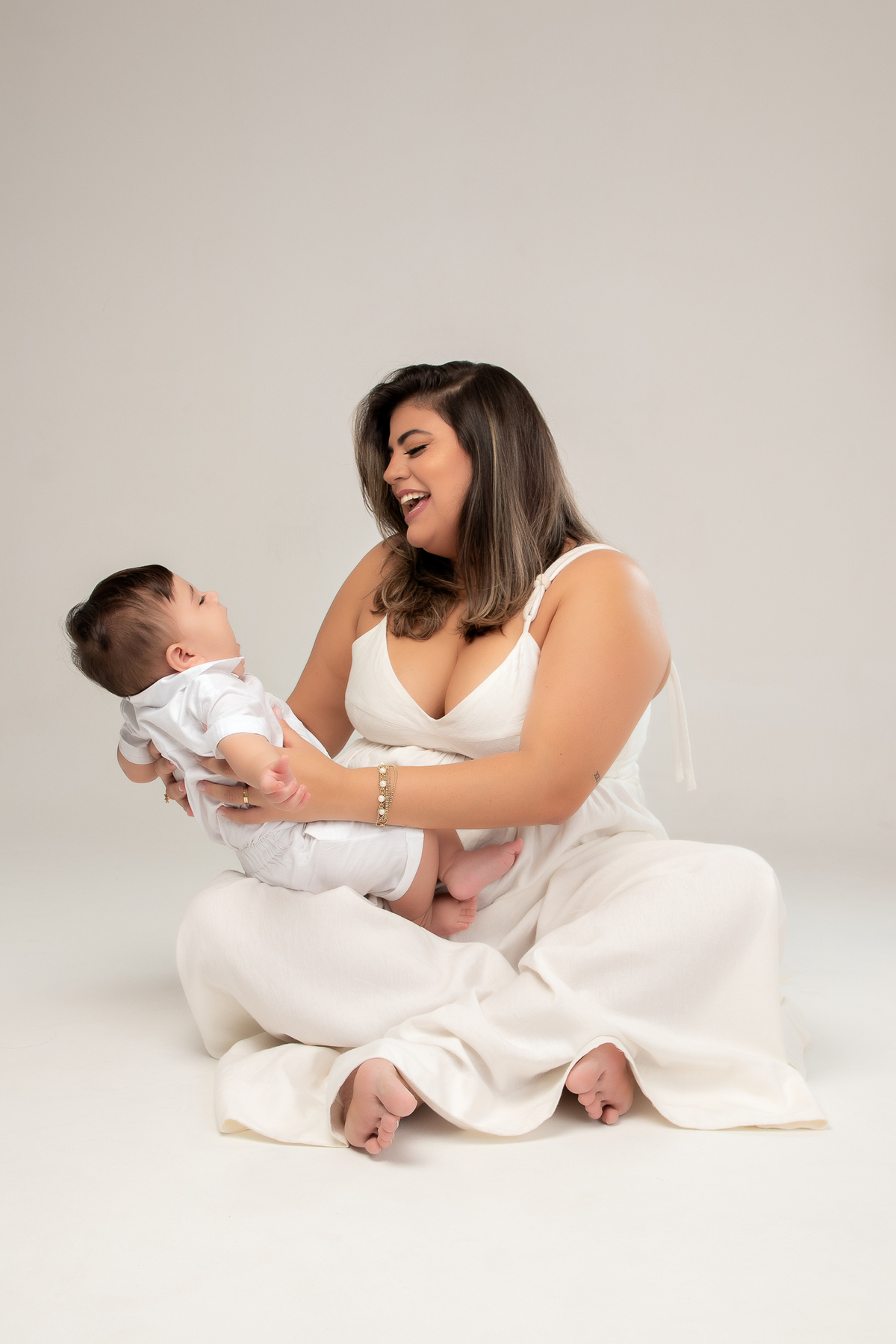 ensaio dia das maes clean roupas brancas claras em estúdio bh belo horizonte mg marcos felipe fotografia