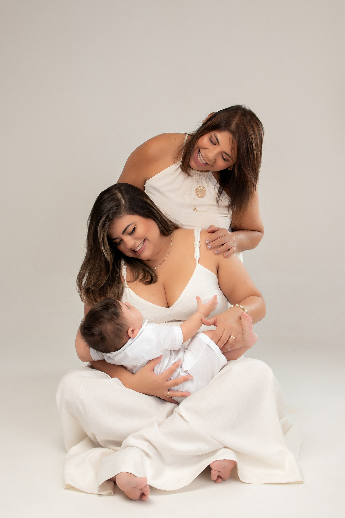 ensaio dia das maes clean roupas brancas claras em estúdio bh belo horizonte mg marcos felipe fotografia