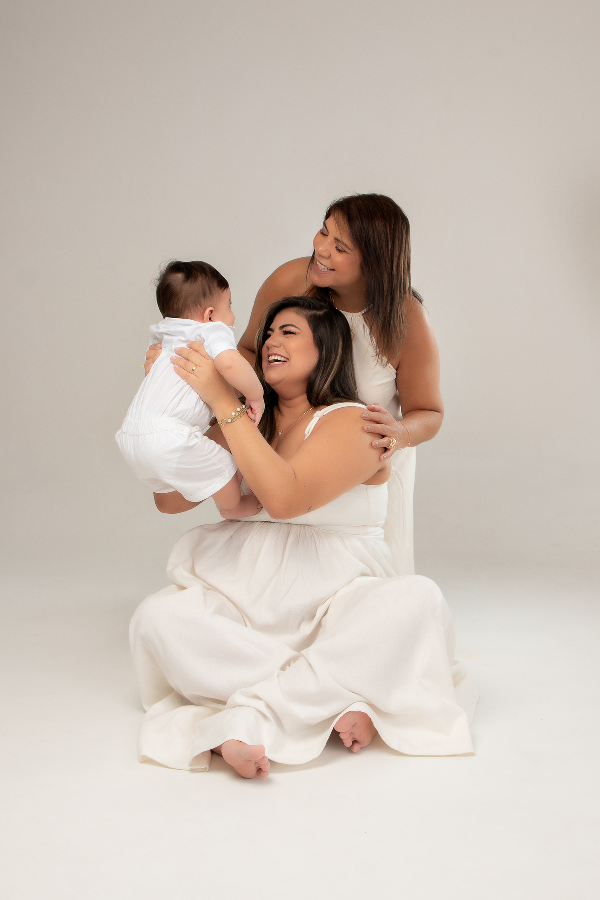 ensaio dia das maes clean roupas brancas claras em estúdio bh belo horizonte mg marcos felipe fotografia