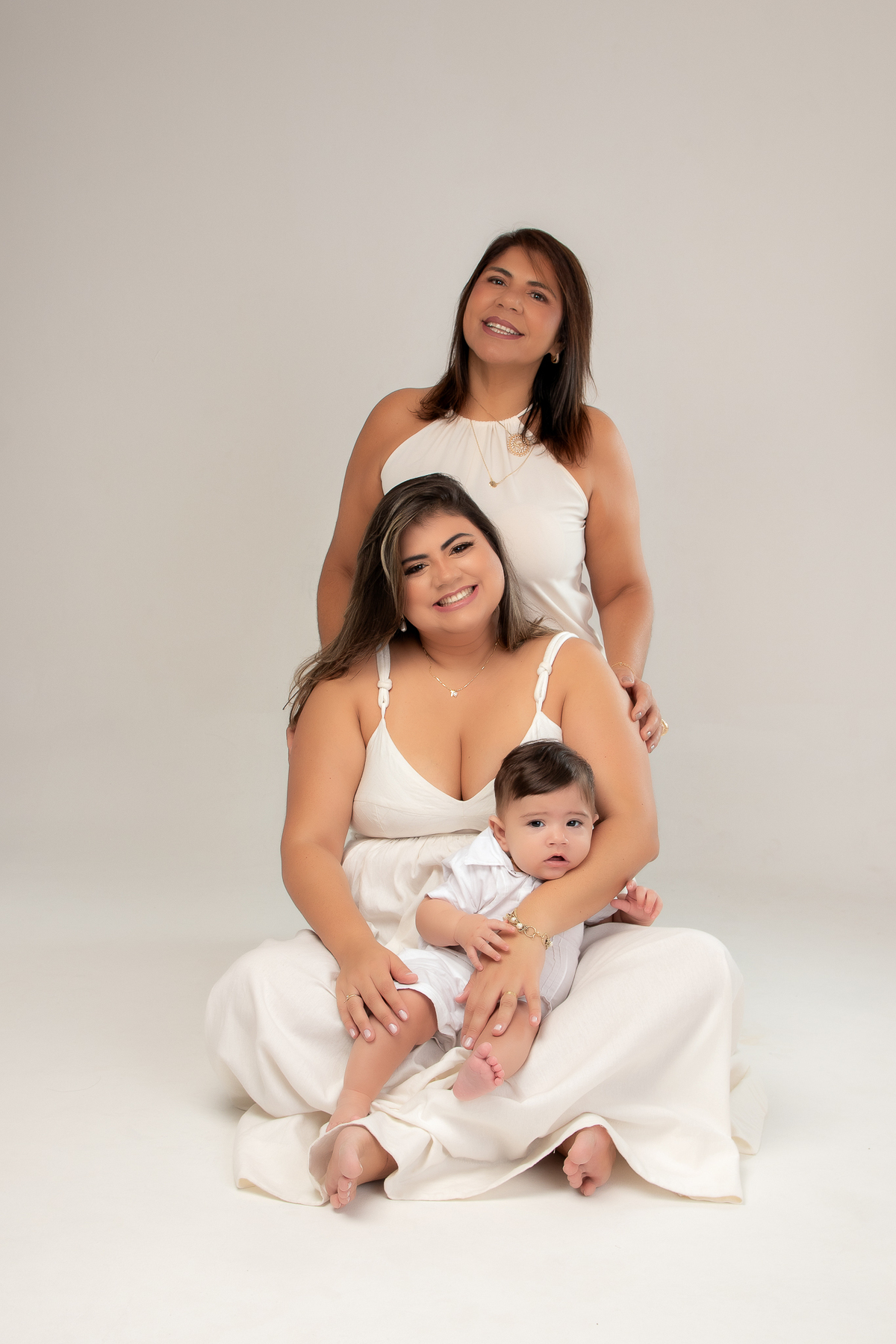 ensaio dia das maes clean roupas brancas claras em estúdio bh belo horizonte mg marcos felipe fotografia