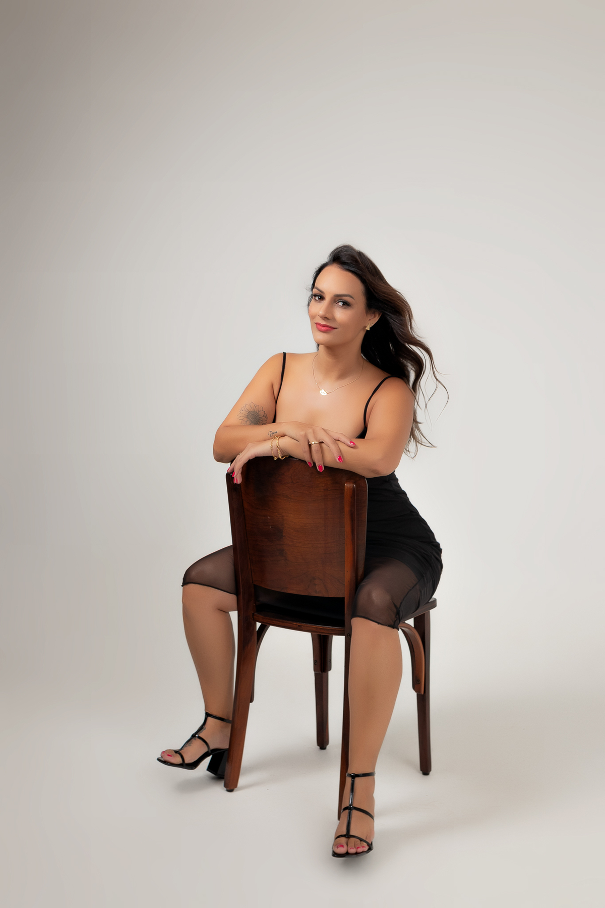 ensaio feminino casual em estúdio vestido preto fundo branco clean estúdio marcos felipe fotografia bh belo horizonte contagem ibirite