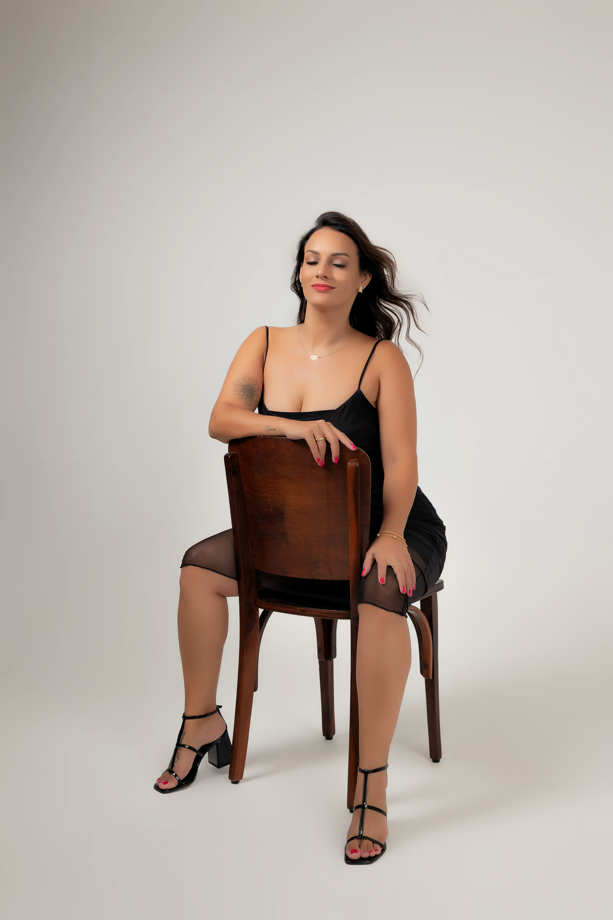 ensaio feminino casual em estúdio vestido preto fundo branco clean estúdio marcos felipe fotografia bh belo horizonte contagem ibirite