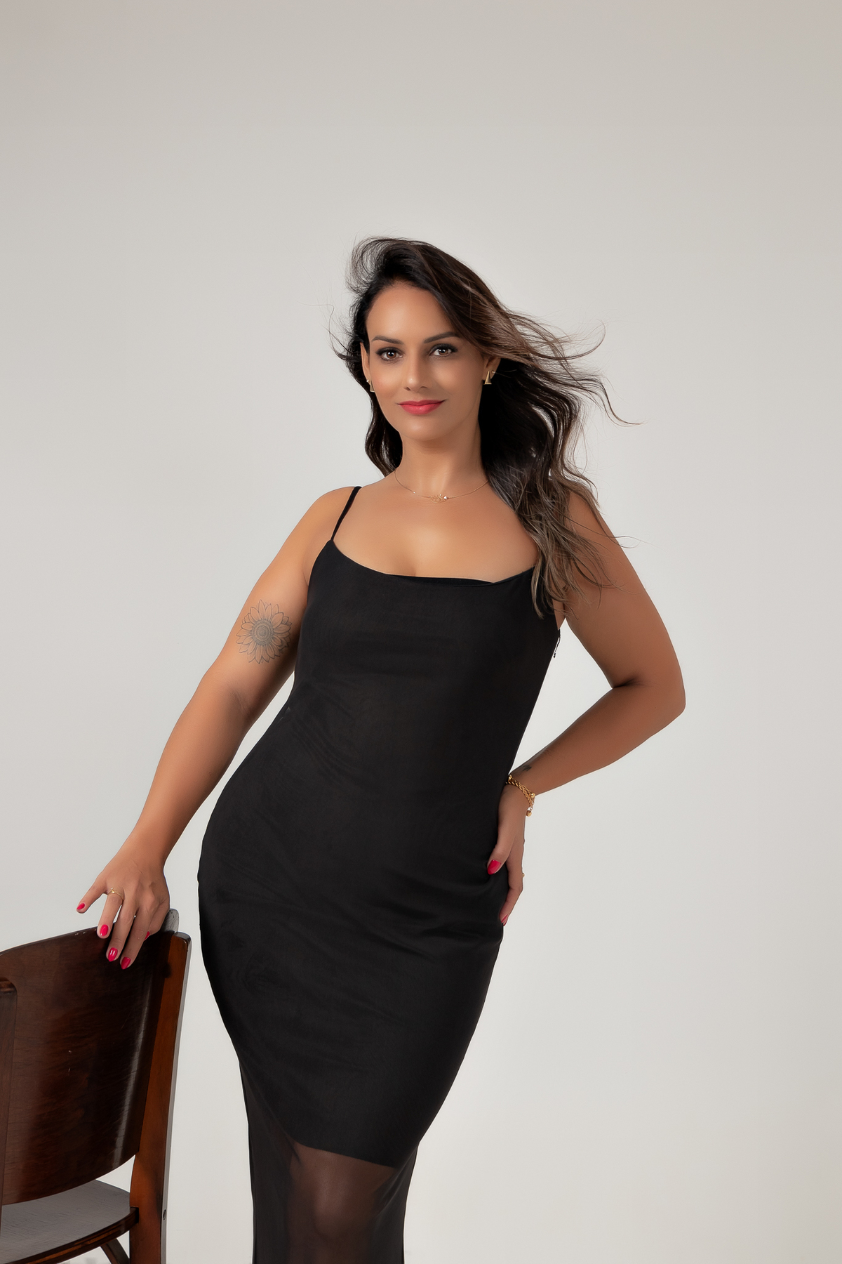 ensaio feminino casual em estúdio vestido preto fundo branco clean estúdio marcos felipe fotografia bh belo horizonte contagem ibirite