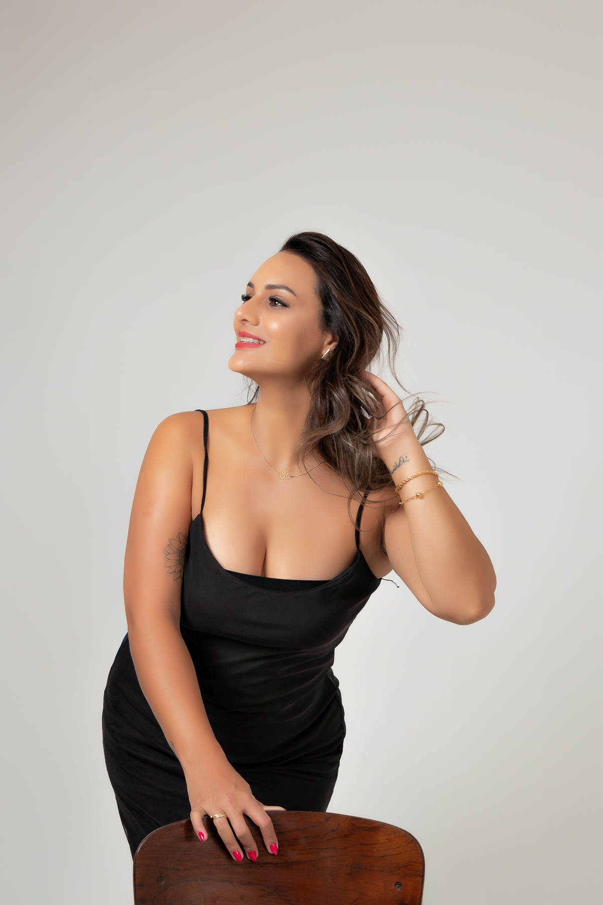 ensaio feminino casual em estúdio vestido preto fundo branco clean estúdio marcos felipe fotografia bh belo horizonte contagem ibirite