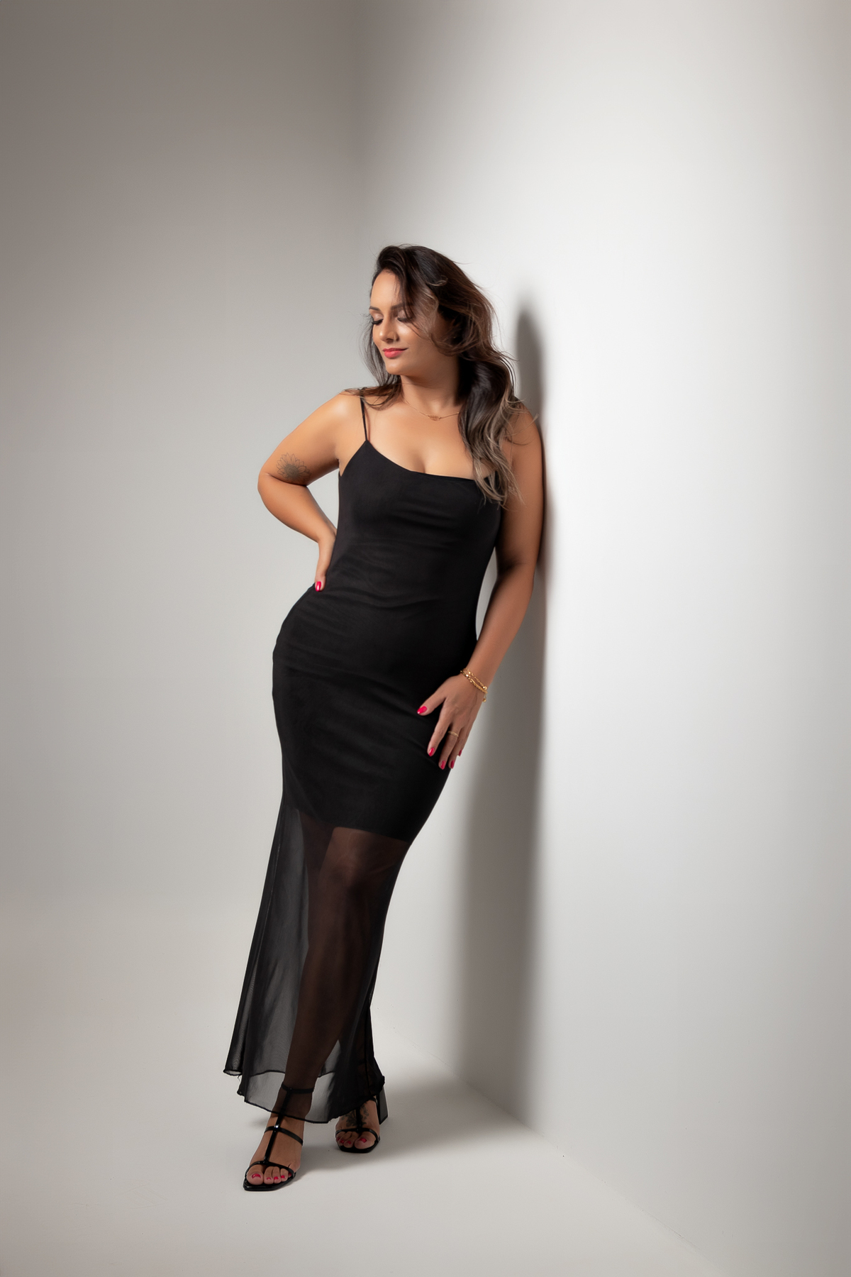 ensaio feminino casual em estúdio vestido preto fundo branco clean estúdio marcos felipe fotografia bh belo horizonte contagem ibirite