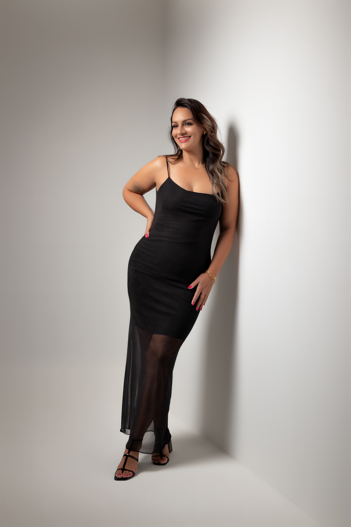 ensaio feminino casual em estúdio vestido preto fundo branco clean estúdio marcos felipe fotografia bh belo horizonte contagem ibirite