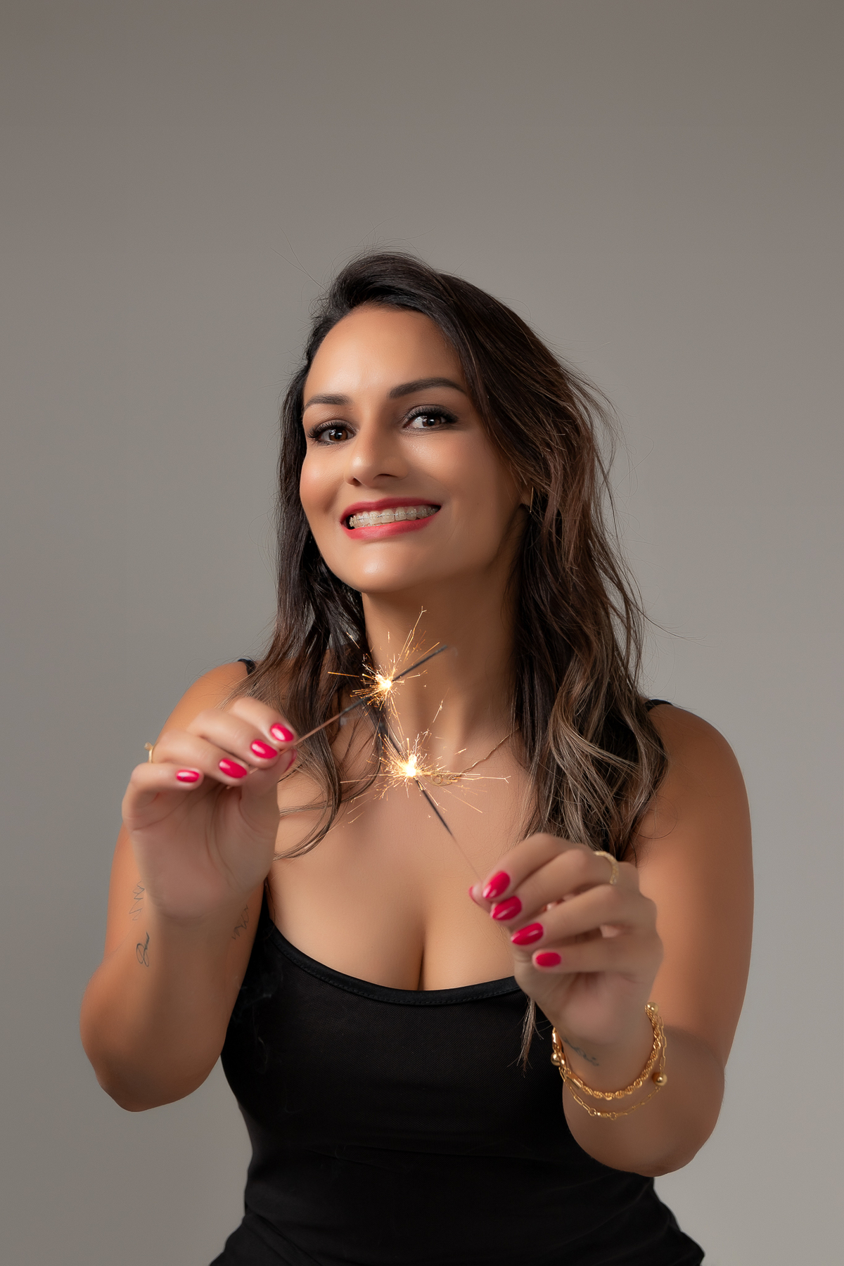 ensaio feminino casual em estúdio vestido preto fundo branco clean estúdio marcos felipe fotografia bh belo horizonte contagem ibirite