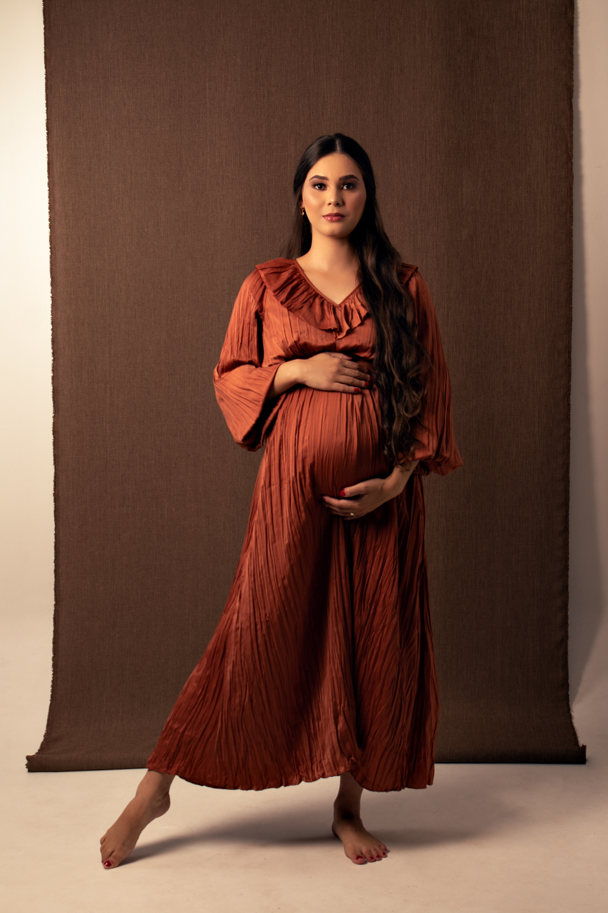 ensaio gestante em estúdio clean conceito vestido longo poltrona pose preto e branco com marido estúdio marcos felipe fotografia barreiro belo horizonte bh mg contagem ibirite