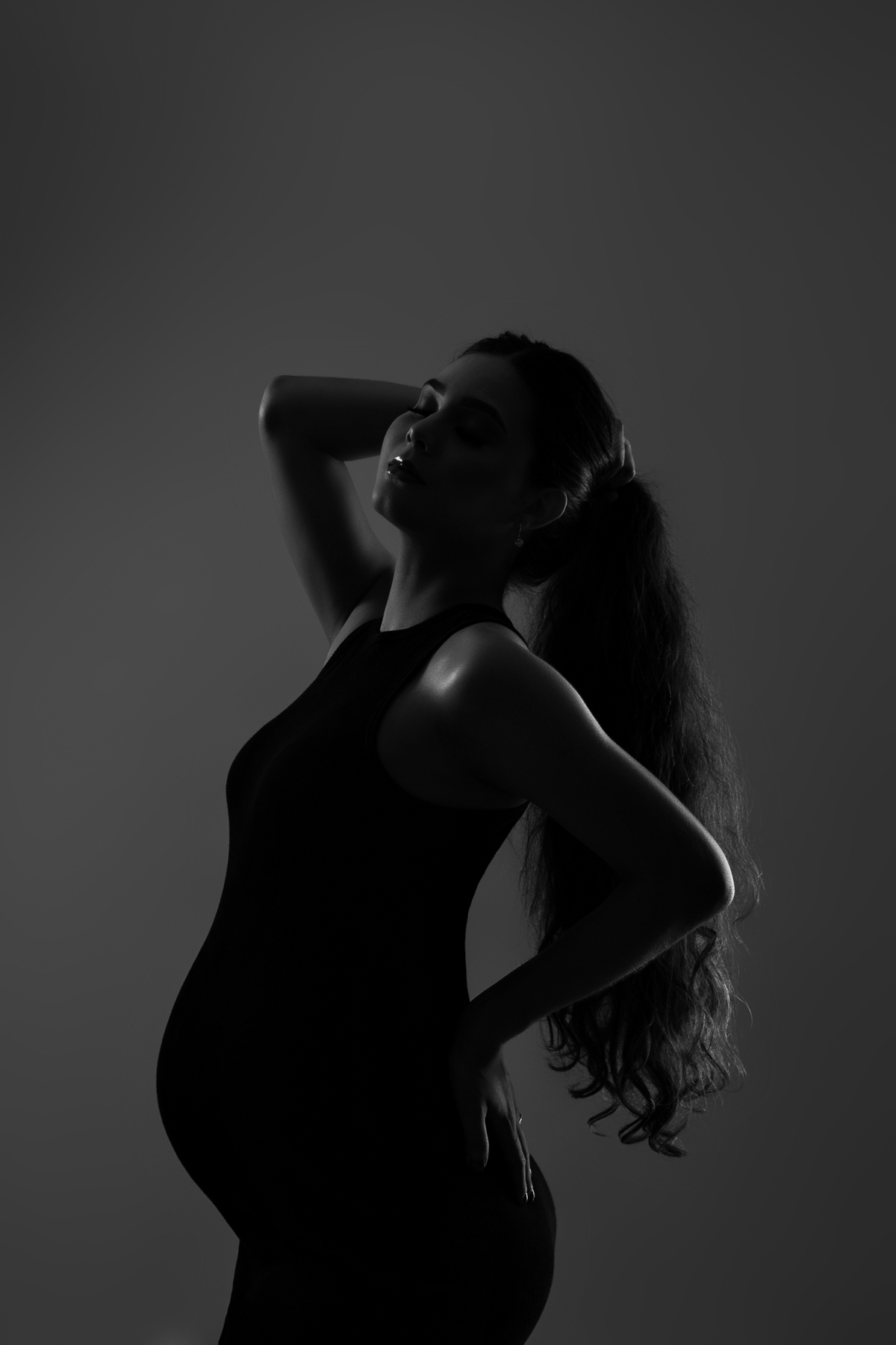 ensaio gestante em estúdio clean conceito vestido longo poltrona pose preto e branco com marido estúdio marcos felipe fotografia barreiro belo horizonte bh mg contagem ibirite