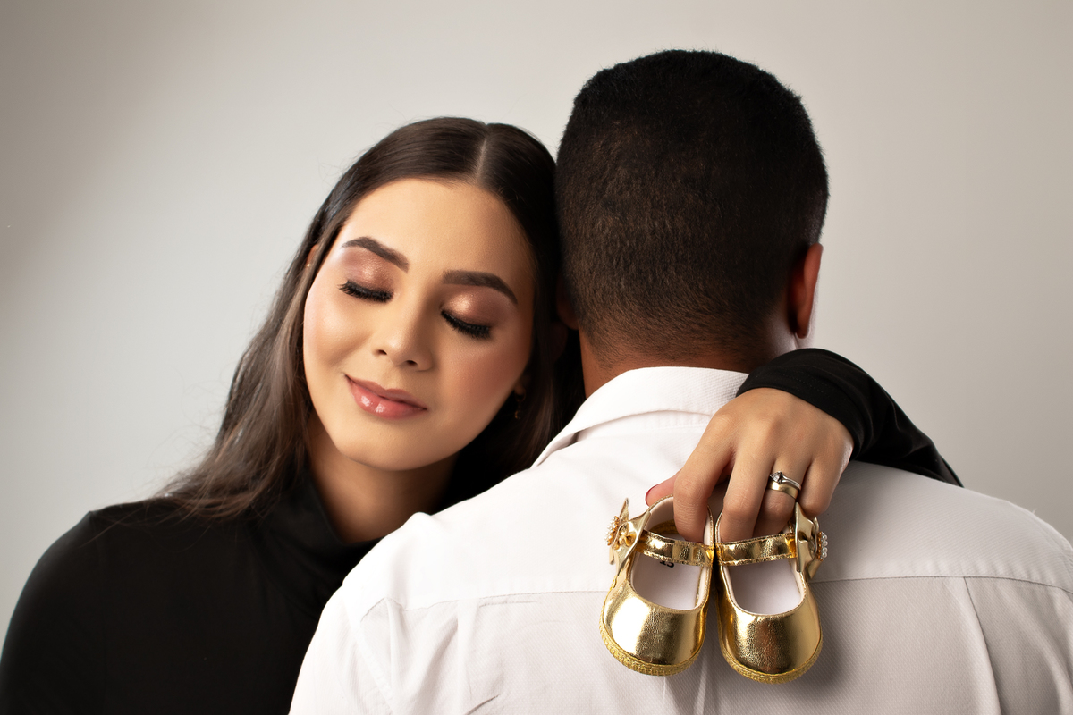 ensaio gestante em estúdio clean conceito vestido longo poltrona pose preto e branco com marido estúdio marcos felipe fotografia barreiro belo horizonte bh mg contagem ibirite