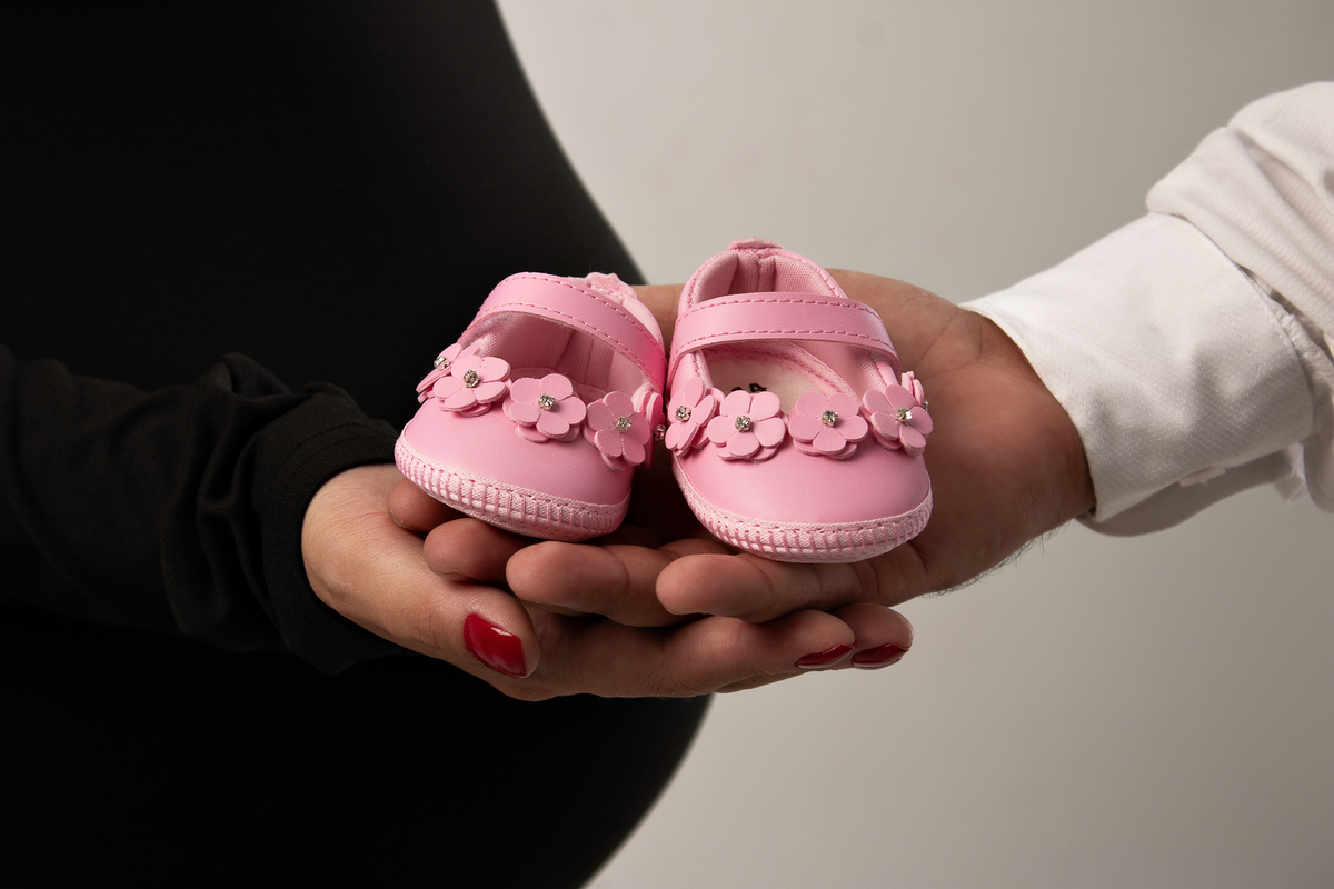 ensaio gestante em estúdio clean conceito vestido longo poltrona pose preto e branco com marido estúdio marcos felipe fotografia barreiro belo horizonte bh mg contagem ibirite